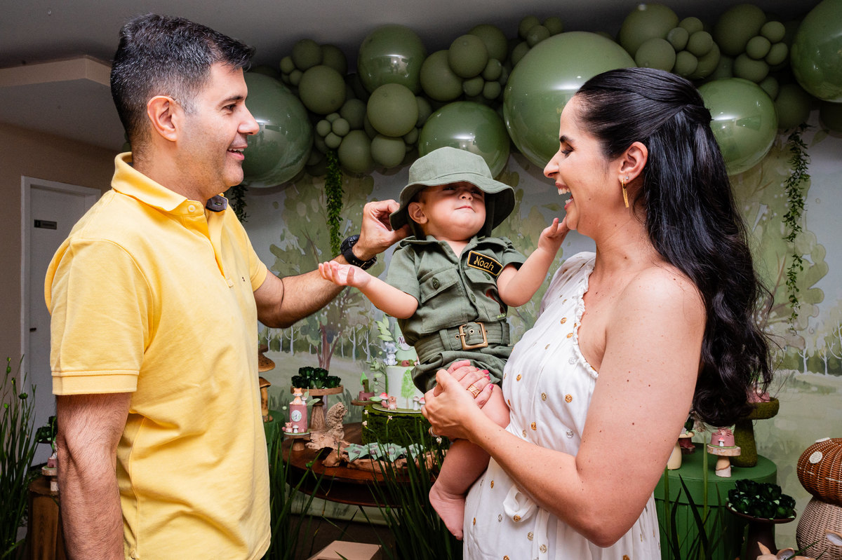 Aniversário Infantil de menino, festa de um ano com o tema bosque. Fotografia infantil no Rio de Janeiro um aninho do bebê Noah. Fotos da fotógrafa infantil Jaque Salles Fotografia.