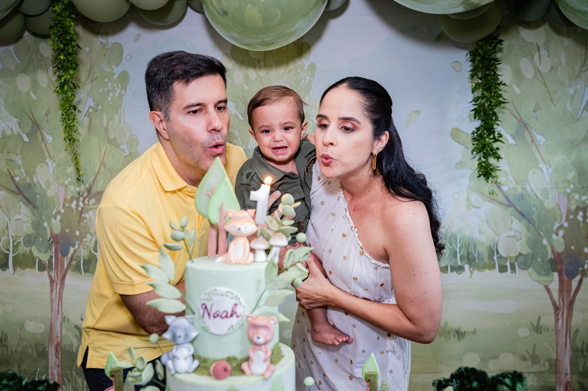 Aniversário Infantil de menino, festa de um ano com o tema bosque. Fotografia infantil no Rio de Janeiro um aninho do bebê Noah. Fotos da fotógrafa infantil Jaque Salles Fotografia.