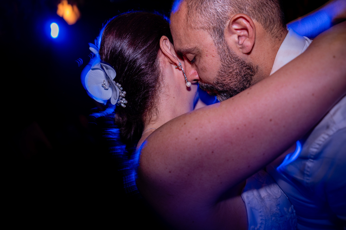 Fotografia de casamento de dia no Rio de Janeiro. Fotos do making of da noiva, first look dos noivos, cerimônia sistêmica e da festa de casamento. Casamento realizado na Casa das Canoas. Fotos da fotógrafa de casamento Jaque Salles Fotografia. 