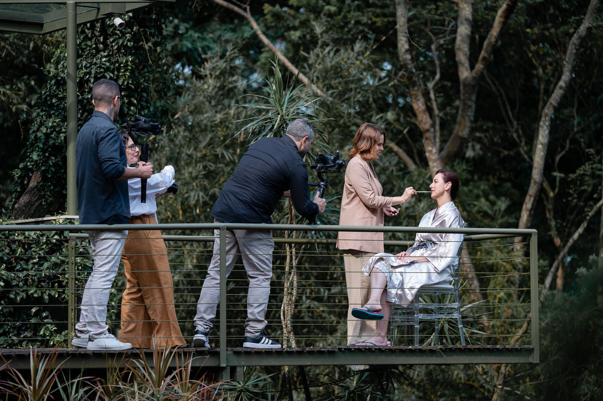 Fotografia de casamento de dia no Rio de Janeiro. Fotos do making of da noiva, first look dos noivos, cerimônia sistêmica e da festa de casamento. Casamento realizado na Casa das Canoas. Fotos da fotógrafa de casamento Jaque Salles Fotografia. 