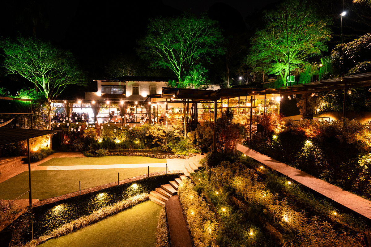 Fotografia de casamento de dia no Rio de Janeiro. Fotos do making of da noiva, first look dos noivos, cerimônia sistêmica e da festa de casamento. Casamento realizado na Casa das Canoas. Fotos da fotógrafa de casamento Jaque Salles Fotografia. 