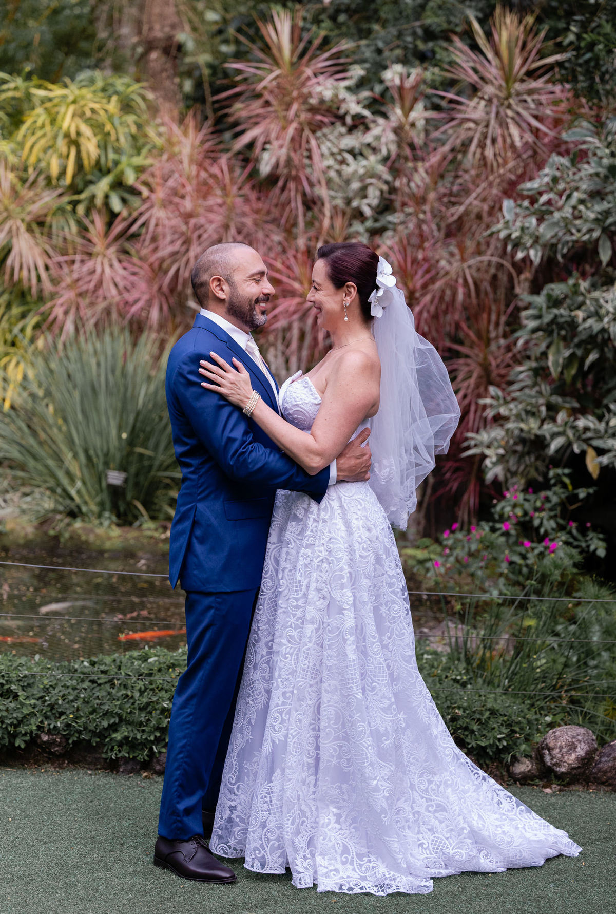 Fotografia de casamento de dia no Rio de Janeiro. Fotos do making of da noiva, first look dos noivos, cerimônia sistêmica e da festa de casamento. Casamento realizado na Casa das Canoas. Fotos da fotógrafa de casamento Jaque Salles Fotografia. 