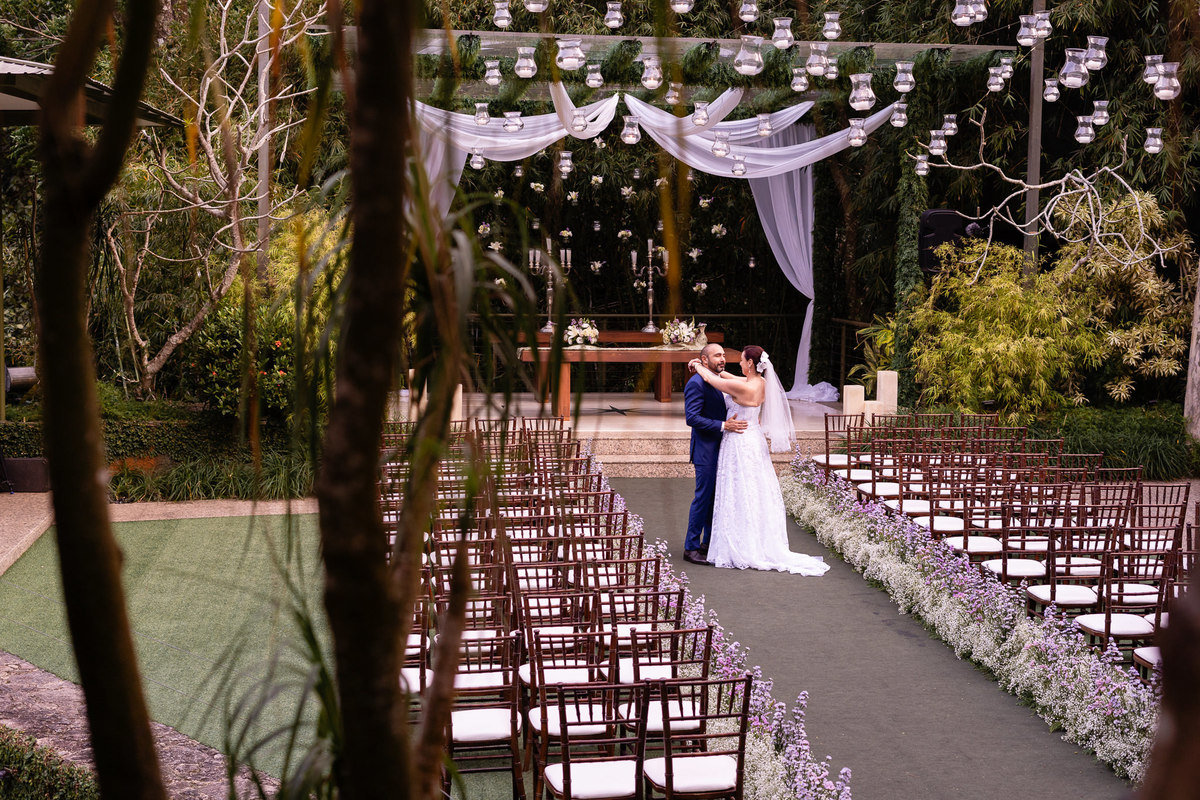 Fotografia de casamento de dia no Rio de Janeiro. Fotos do making of da noiva, first look dos noivos, cerimônia sistêmica e da festa de casamento. Casamento realizado na Casa das Canoas. Fotos da fotógrafa de casamento Jaque Salles Fotografia. 