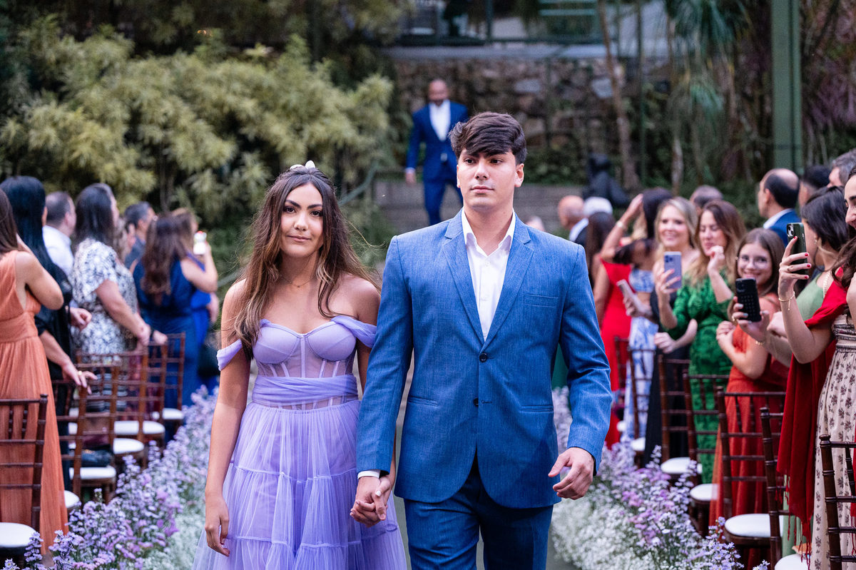 Fotografia de casamento de dia no Rio de Janeiro. Fotos do making of da noiva, first look dos noivos, cerimônia sistêmica e da festa de casamento. Casamento realizado na Casa das Canoas. Fotos da fotógrafa de casamento Jaque Salles Fotografia. 