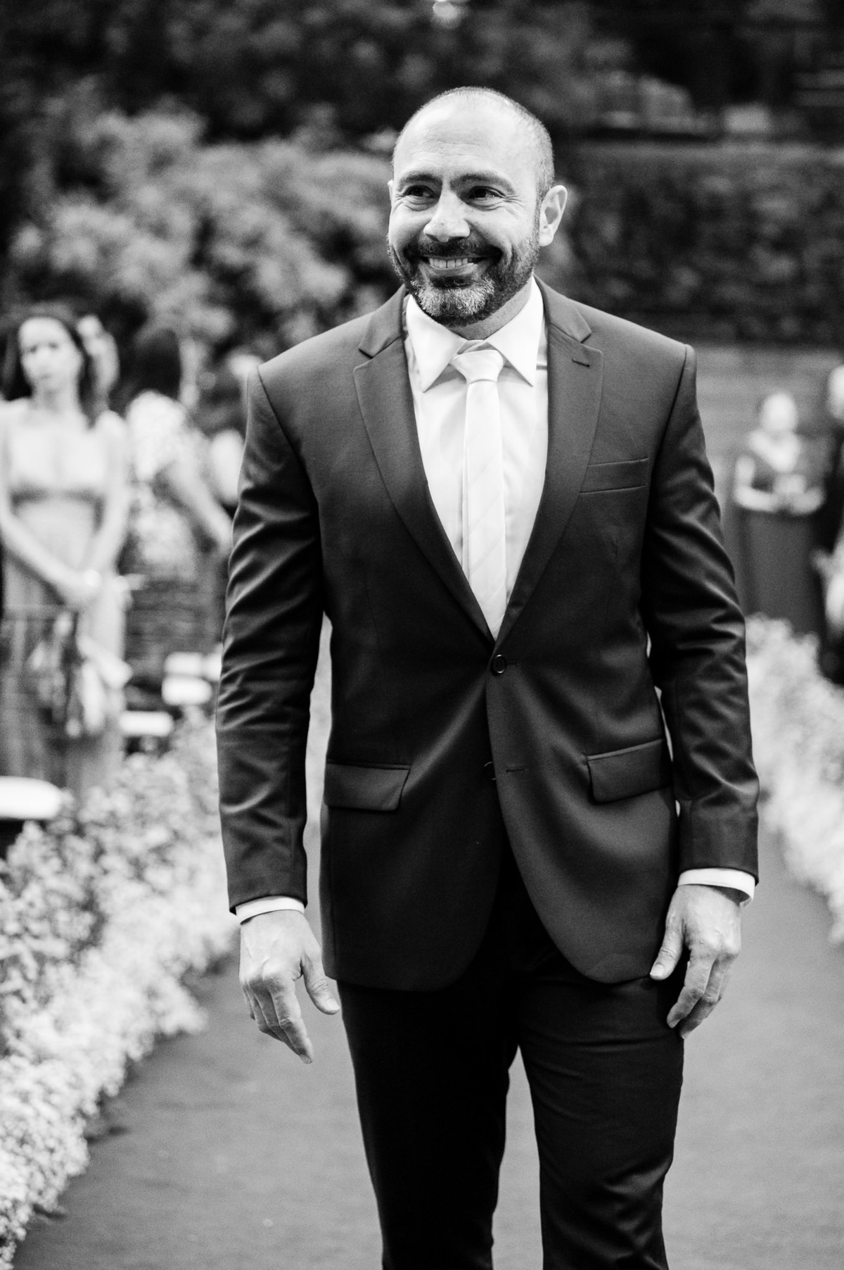 Fotografia de casamento de dia no Rio de Janeiro. Fotos do making of da noiva, first look dos noivos, cerimônia sistêmica e da festa de casamento. Casamento realizado na Casa das Canoas. Fotos da fotógrafa de casamento Jaque Salles Fotografia. 