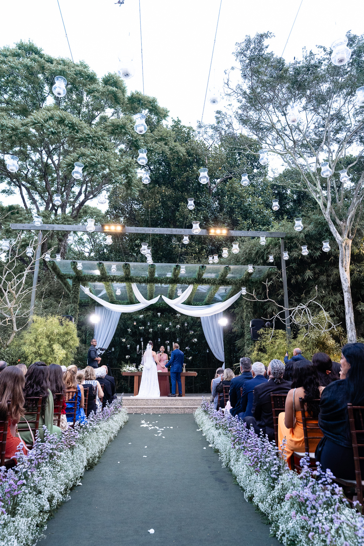 Fotografia de casamento de dia no Rio de Janeiro. Fotos do making of da noiva, first look dos noivos, cerimônia sistêmica e da festa de casamento. Casamento realizado na Casa das Canoas. Fotos da fotógrafa de casamento Jaque Salles Fotografia. 