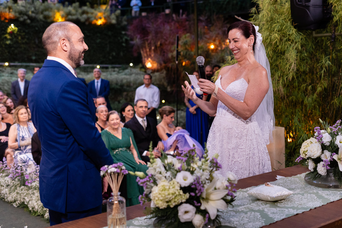 Fotografia de casamento de dia no Rio de Janeiro. Fotos do making of da noiva, first look dos noivos, cerimônia sistêmica e da festa de casamento. Casamento realizado na Casa das Canoas. Fotos da fotógrafa de casamento Jaque Salles Fotografia. 