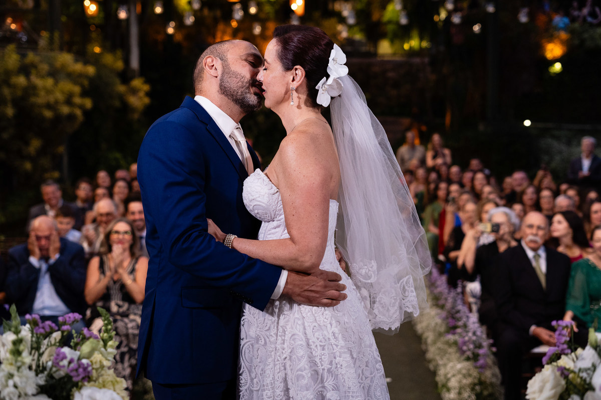 Fotografia de casamento de dia no Rio de Janeiro. Fotos do making of da noiva, first look dos noivos, cerimônia sistêmica e da festa de casamento. Casamento realizado na Casa das Canoas. Fotos da fotógrafa de casamento Jaque Salles Fotografia. 