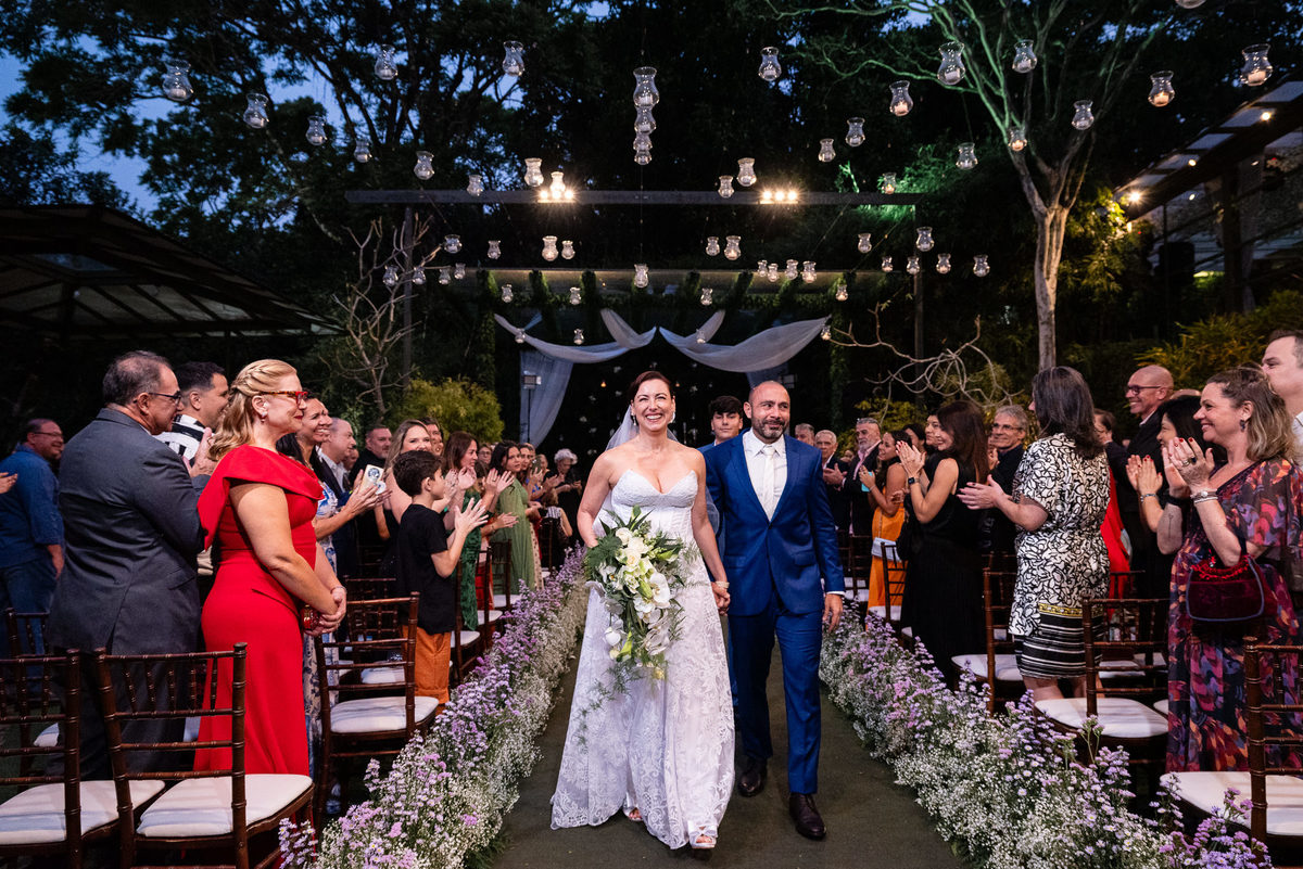 Fotografia de casamento de dia no Rio de Janeiro. Fotos do making of da noiva, first look dos noivos, cerimônia sistêmica e da festa de casamento. Casamento realizado na Casa das Canoas. Fotos da fotógrafa de casamento Jaque Salles Fotografia. 