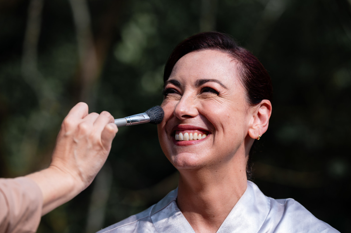 Fotografia de casamento de dia no Rio de Janeiro. Fotos do making of da noiva, first look dos noivos, cerimônia sistêmica e da festa de casamento. Casamento realizado na Casa das Canoas. Fotos da fotógrafa de casamento Jaque Salles Fotografia. 