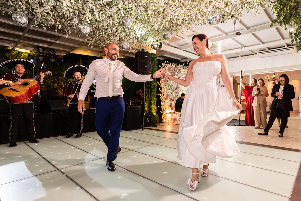 Fotografia de casamento de dia no Rio de Janeiro. Fotos do making of da noiva, first look dos noivos, cerimônia sistêmica e da festa de casamento. Casamento realizado na Casa das Canoas. Fotos da fotógrafa de casamento Jaque Salles Fotografia. 