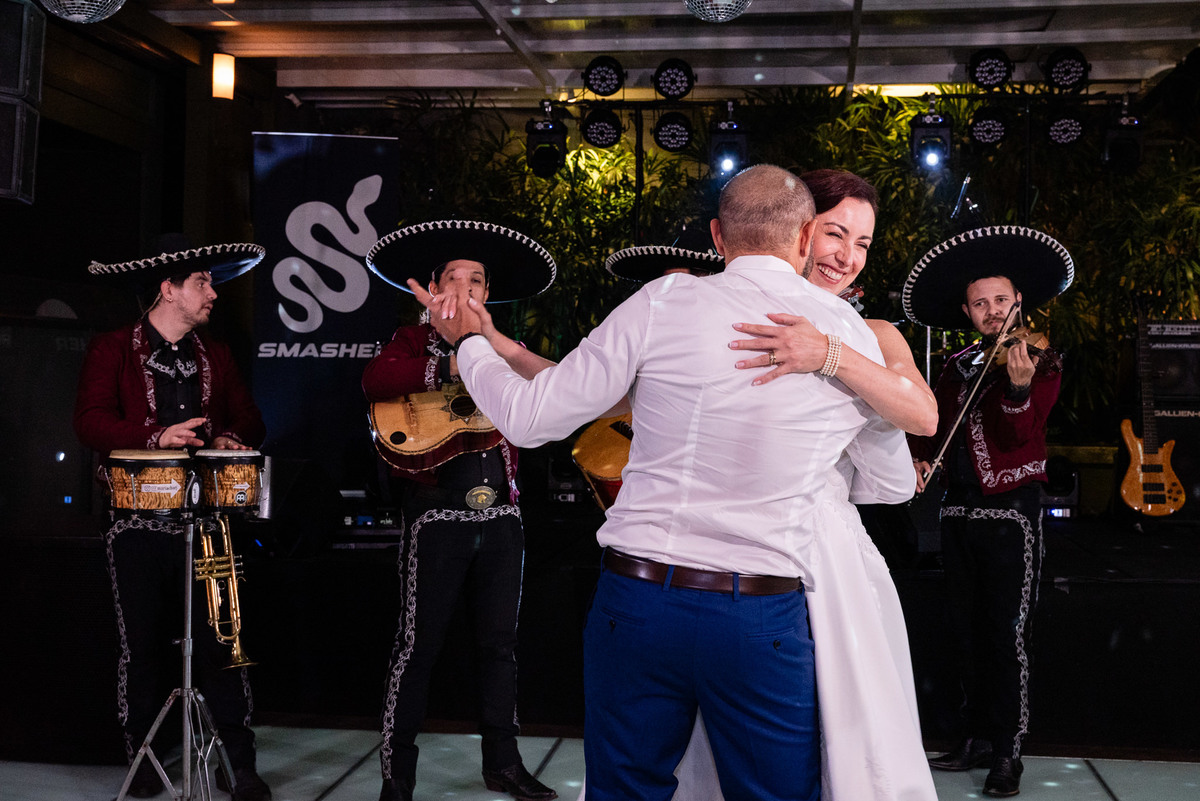 Fotografia de casamento de dia no Rio de Janeiro. Fotos do making of da noiva, first look dos noivos, cerimônia sistêmica e da festa de casamento. Casamento realizado na Casa das Canoas. Fotos da fotógrafa de casamento Jaque Salles Fotografia. 