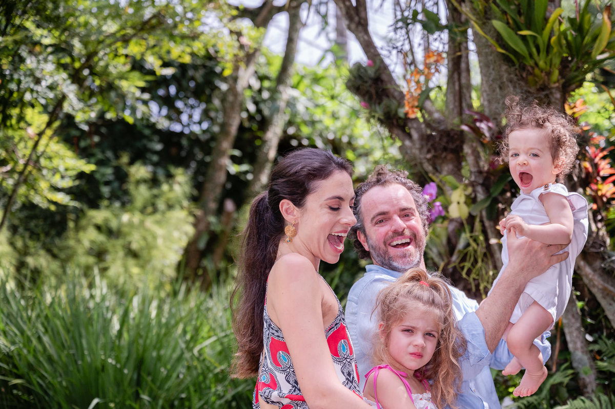 Fotografia de familia, ensaio fotográfico infantil. Ensaio realizado na casa 10, na praia da Joatinga. Recepção do batizado do bebê Leon. Fotos da fotógrafa infantil situada na Barra da Tijuca, Jaque Salles Fotografia.