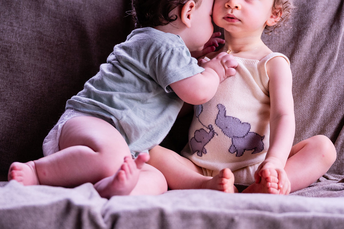 Fotografia de familia, ensaio fotográfico infantil. Ensaio realizado na casa 10, na praia da Joatinga. Recepção do batizado do bebê Leon. Fotos da fotógrafa infantil situada na Barra da Tijuca, Jaque Salles Fotografia.