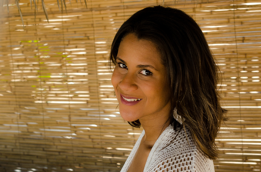 Beleza feminina é estampada em ensaio gestante ao ar livre que aconteceu na praia da Barra RJ