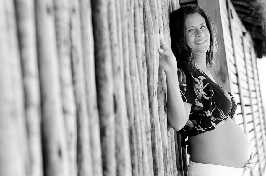 Book gestante na praia, imagem em preto e branco, pb ou black white, bw.
