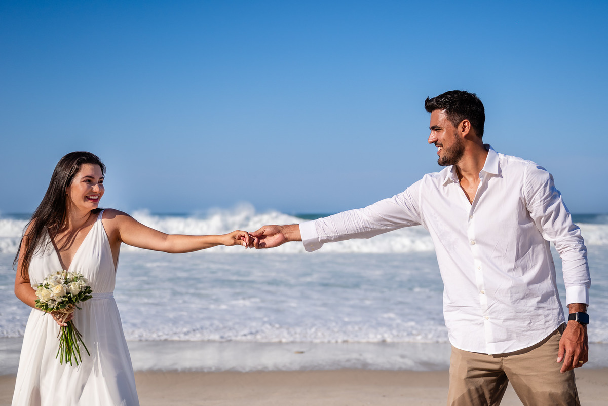 Ensaio fotográfico de família na praia da Barra da Tijuca. Fotografia de Jaque Salles.