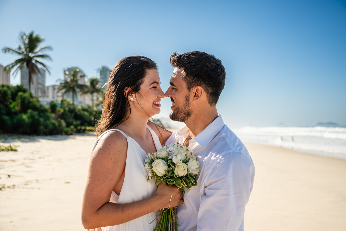 Ensaio fotográfico de família na praia da Barra da Tijuca. Fotografia de Jaque Salles.