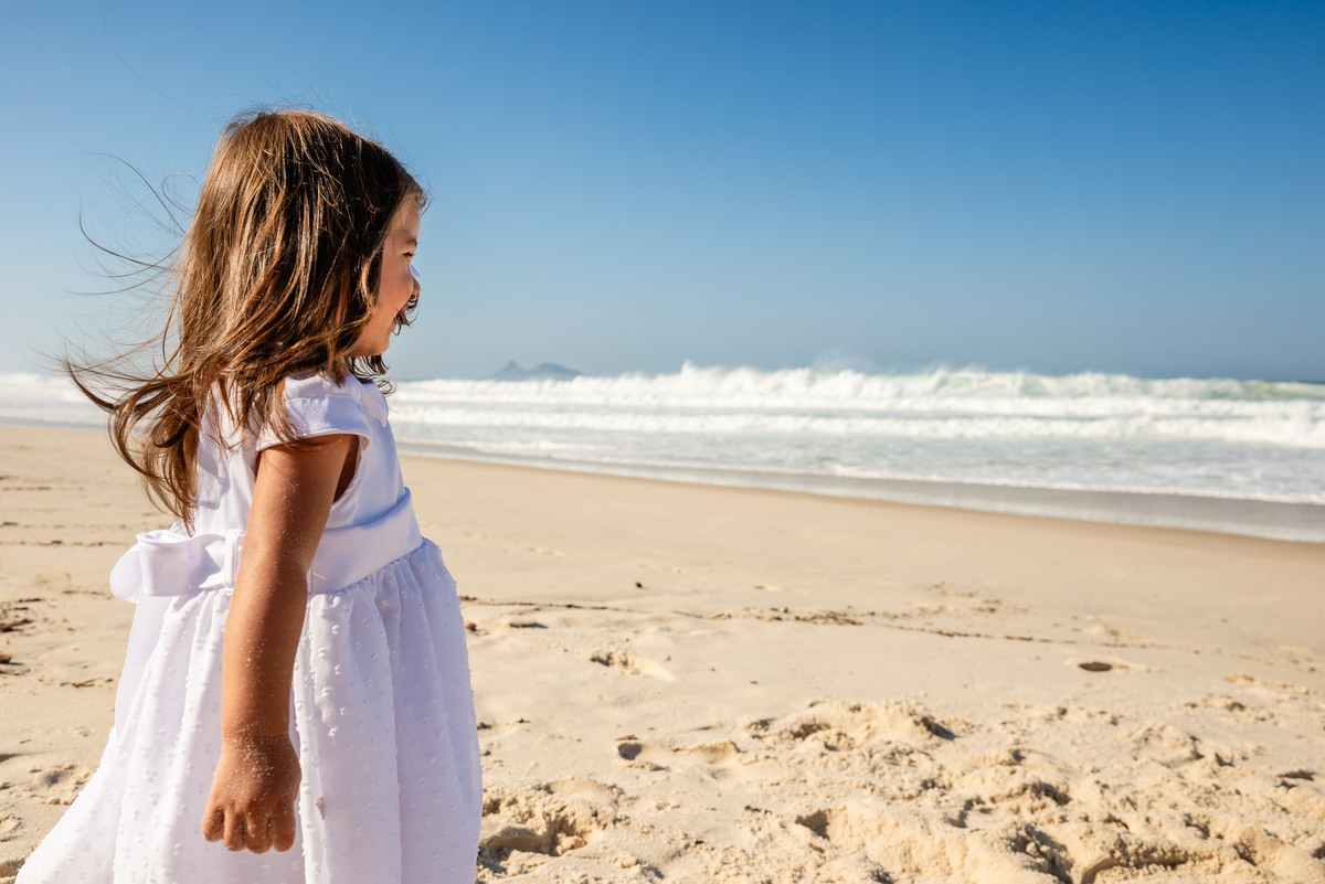 Ensaio fotográfico de família na praia da Barra da Tijuca. Fotografia de Jaque Salles.