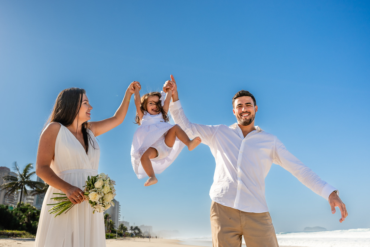 Ensaio fotográfico de família na praia da Barra da Tijuca. Fotografia de Jaque Salles.