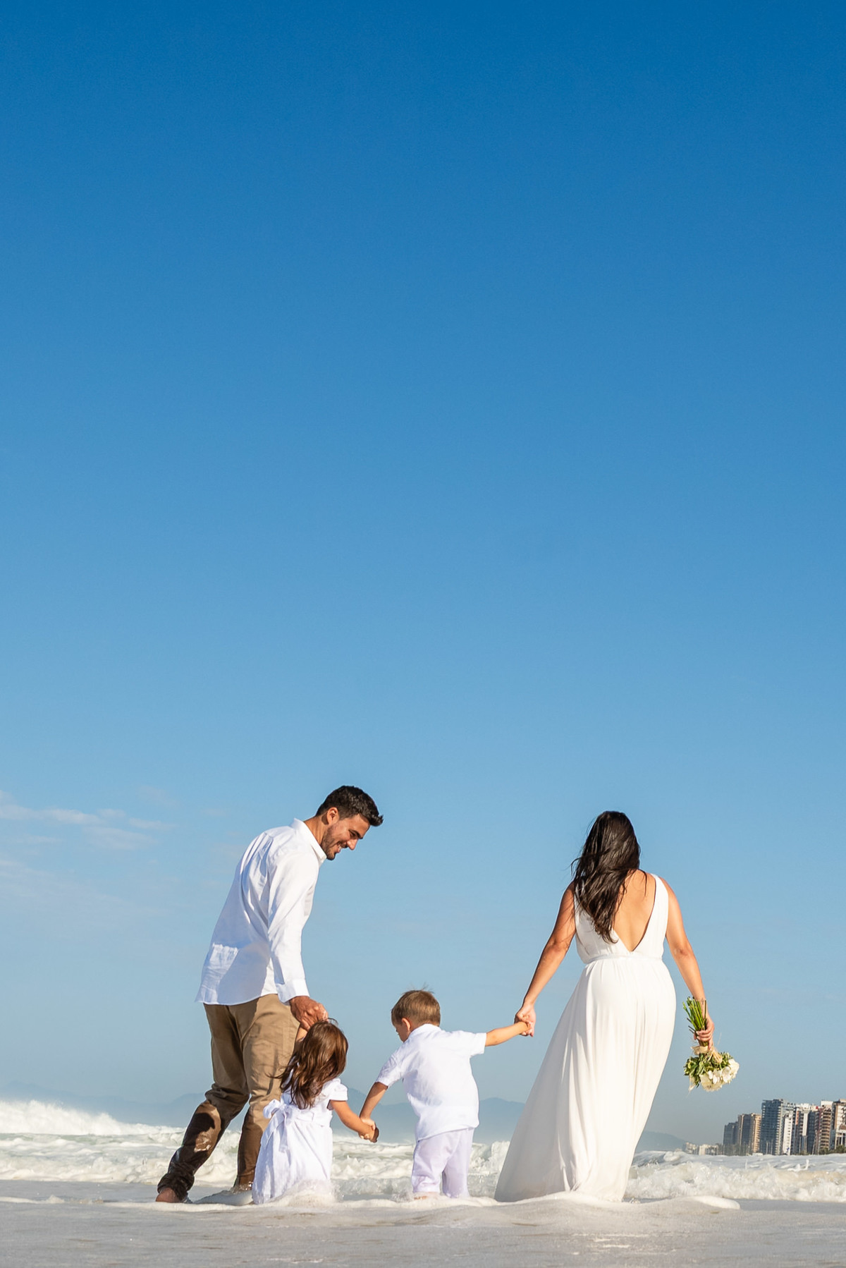 Ensaio fotográfico de família na praia da Barra da Tijuca. Fotografia de Jaque Salles.