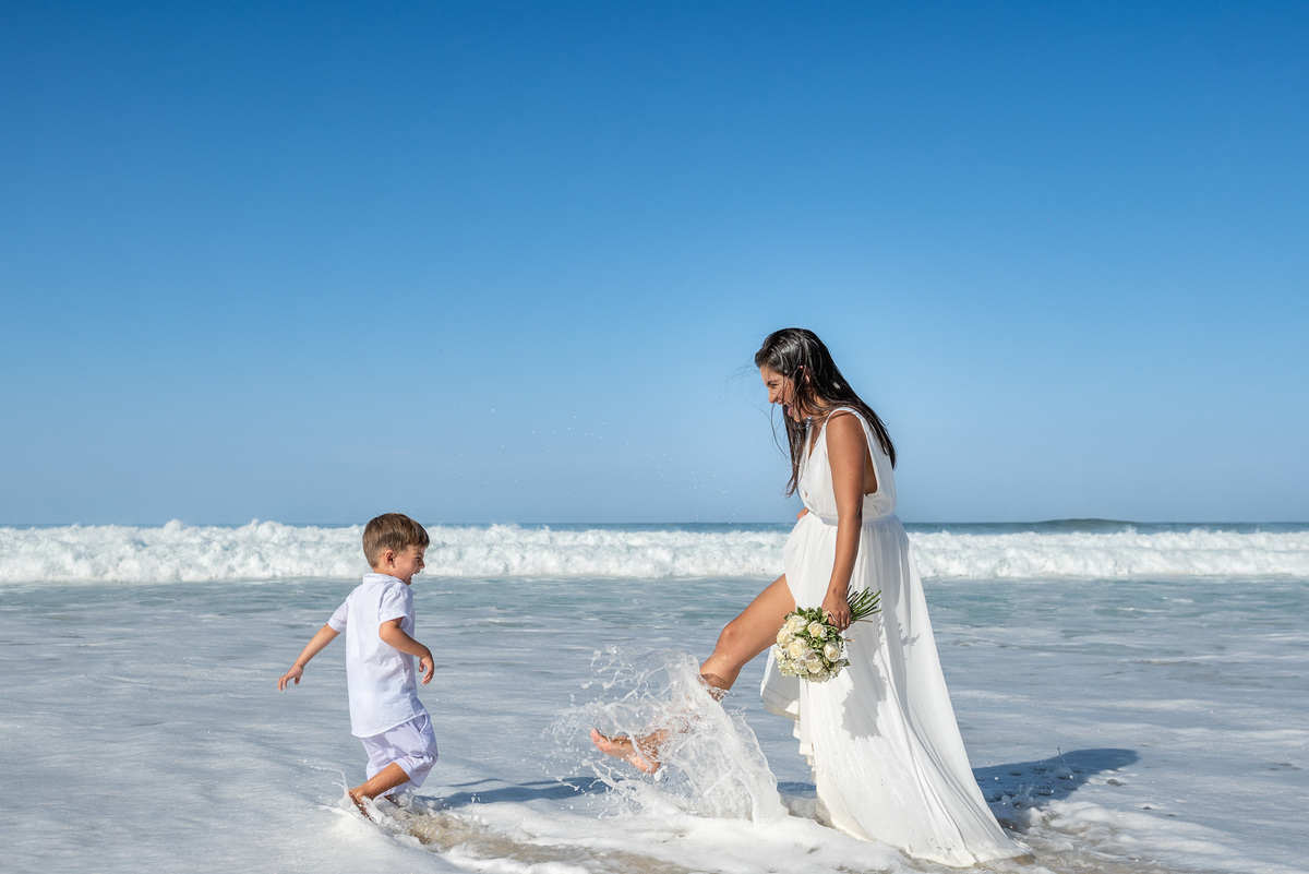 Ensaio fotográfico de família na praia da Barra da Tijuca. Fotografia de Jaque Salles.