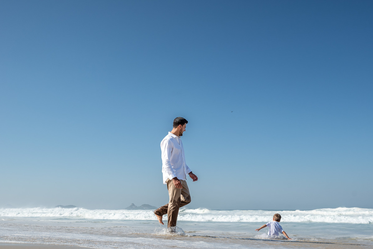 Ensaio fotográfico de família na praia da Barra da Tijuca. Fotografia de Jaque Salles.