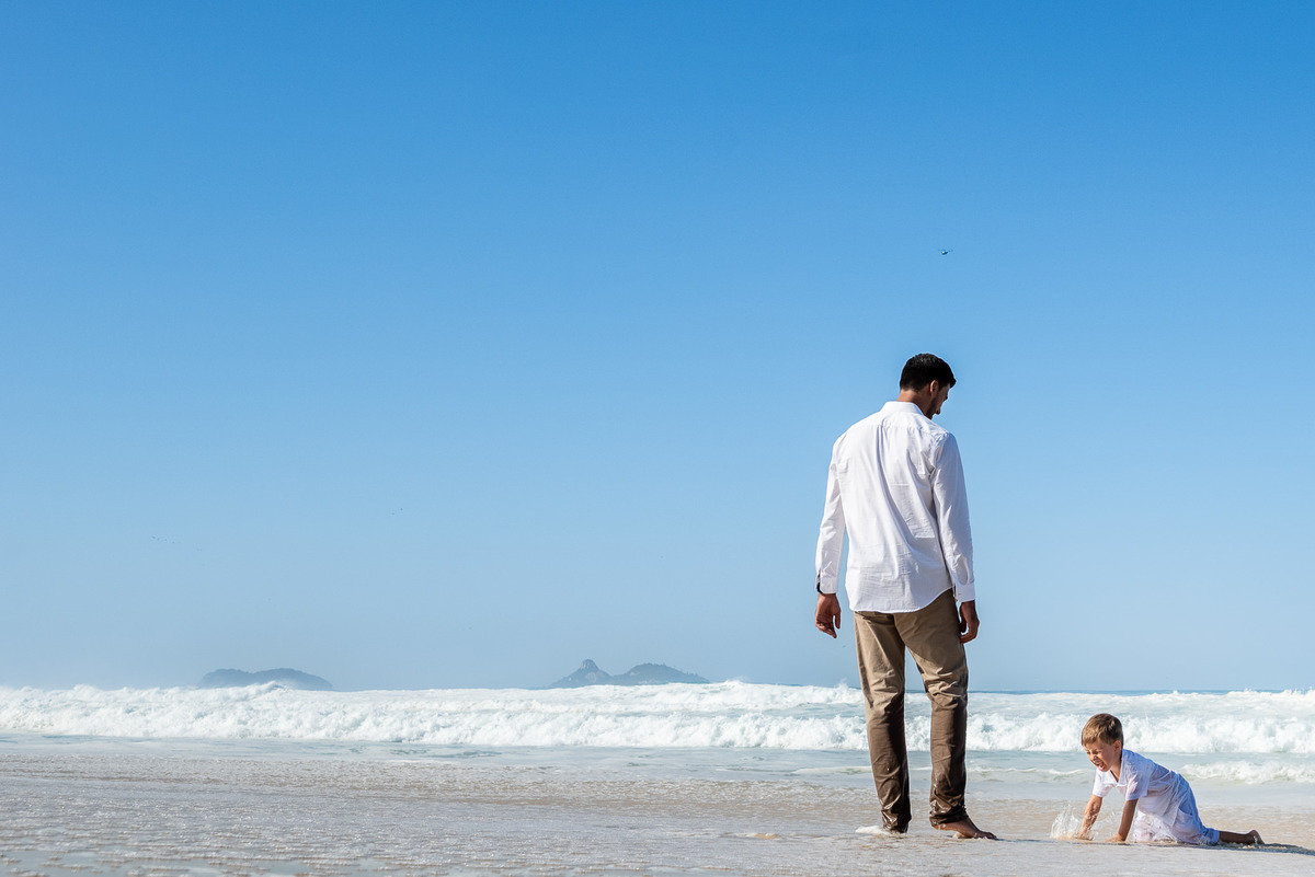 Ensaio fotográfico de família na praia da Barra da Tijuca. Fotografia de Jaque Salles.