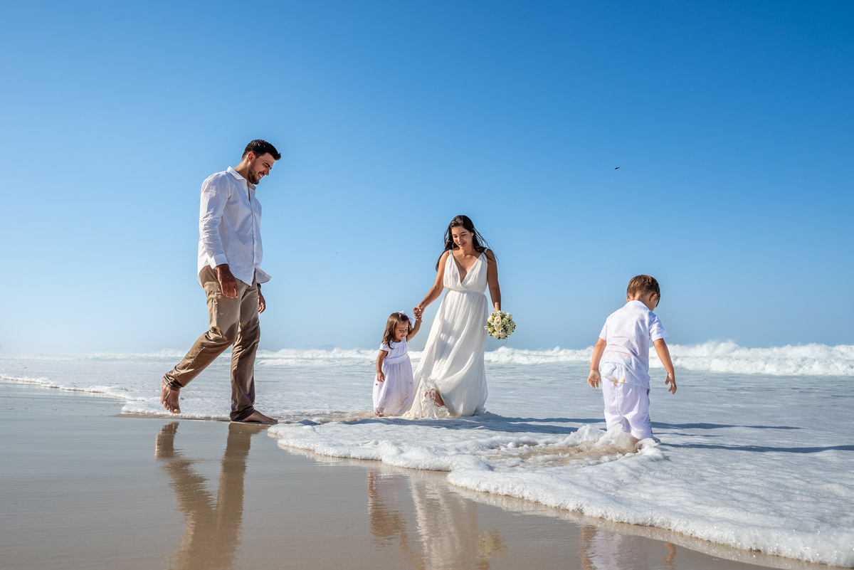 Ensaio fotográfico de família na praia da Barra da Tijuca. Fotografia de Jaque Salles.