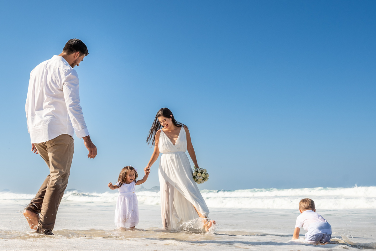 Ensaio fotográfico de família na praia da Barra da Tijuca. Fotografia de Jaque Salles.