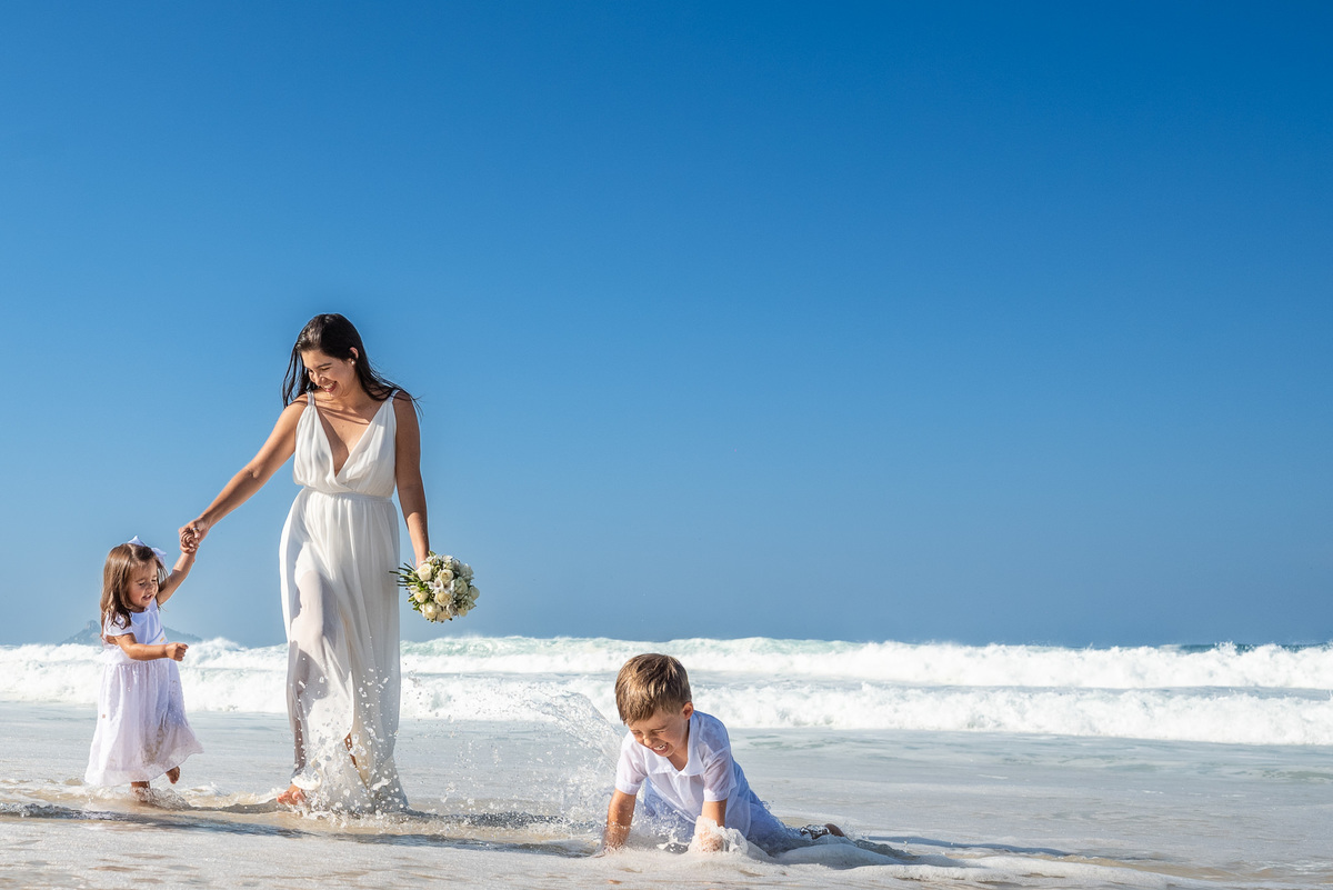 Ensaio fotográfico de família na praia da Barra da Tijuca. Fotografia de Jaque Salles.