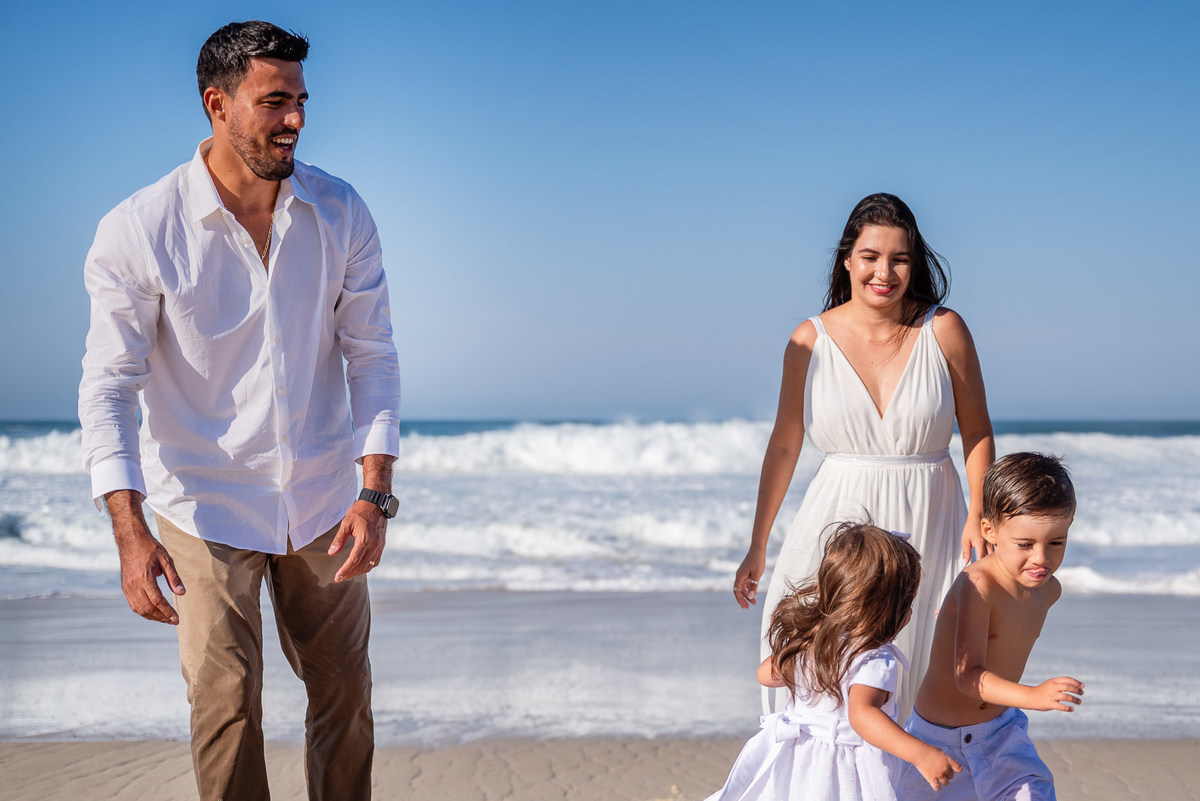 Ensaio fotográfico de família na praia da Barra da Tijuca. Fotografia de Jaque Salles.