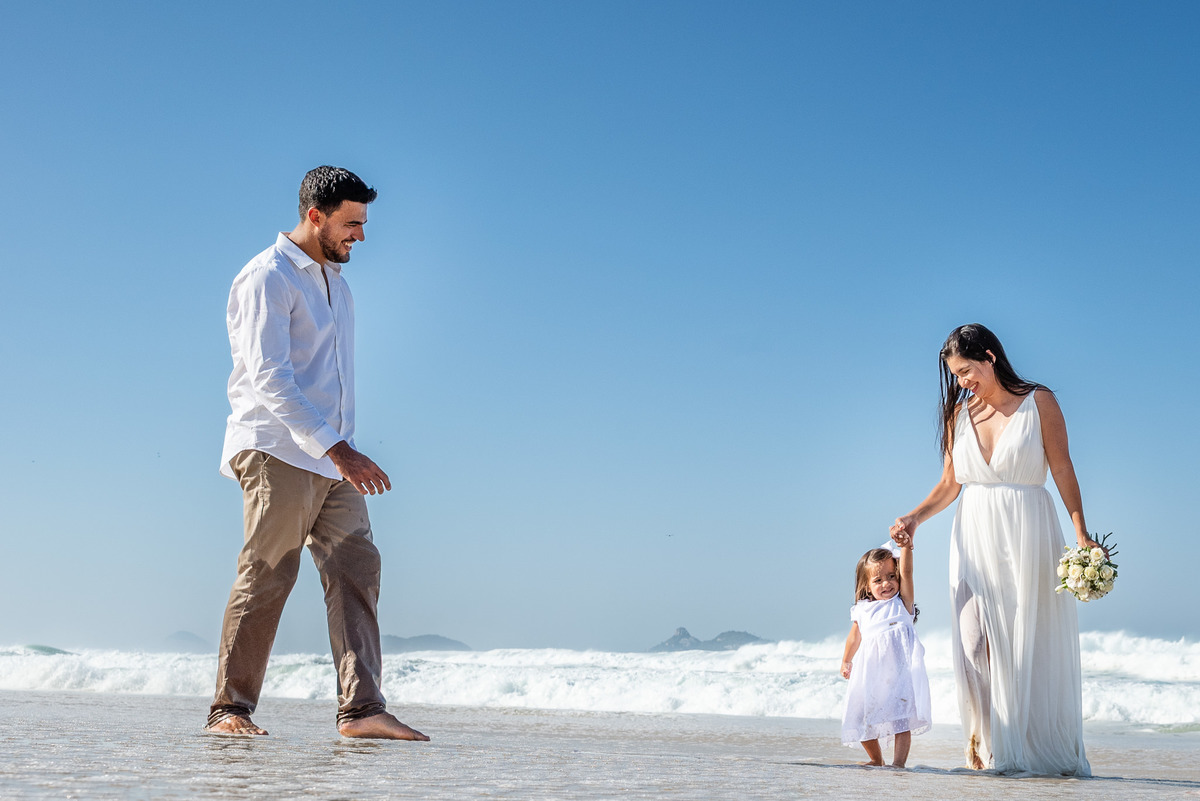 Ensaio fotográfico de família na praia da Barra da Tijuca. Fotografia de Jaque Salles.