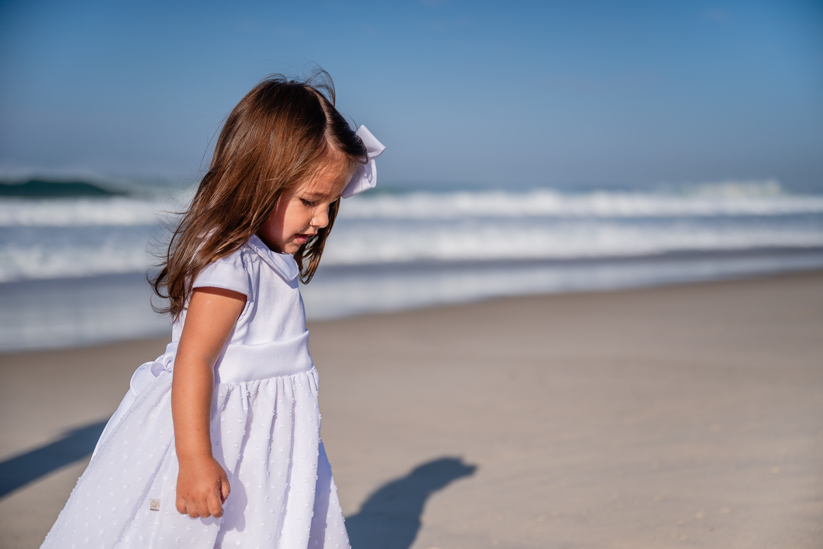 Ensaio fotográfico de família na praia da Barra da Tijuca. Fotografia de Jaque Salles.