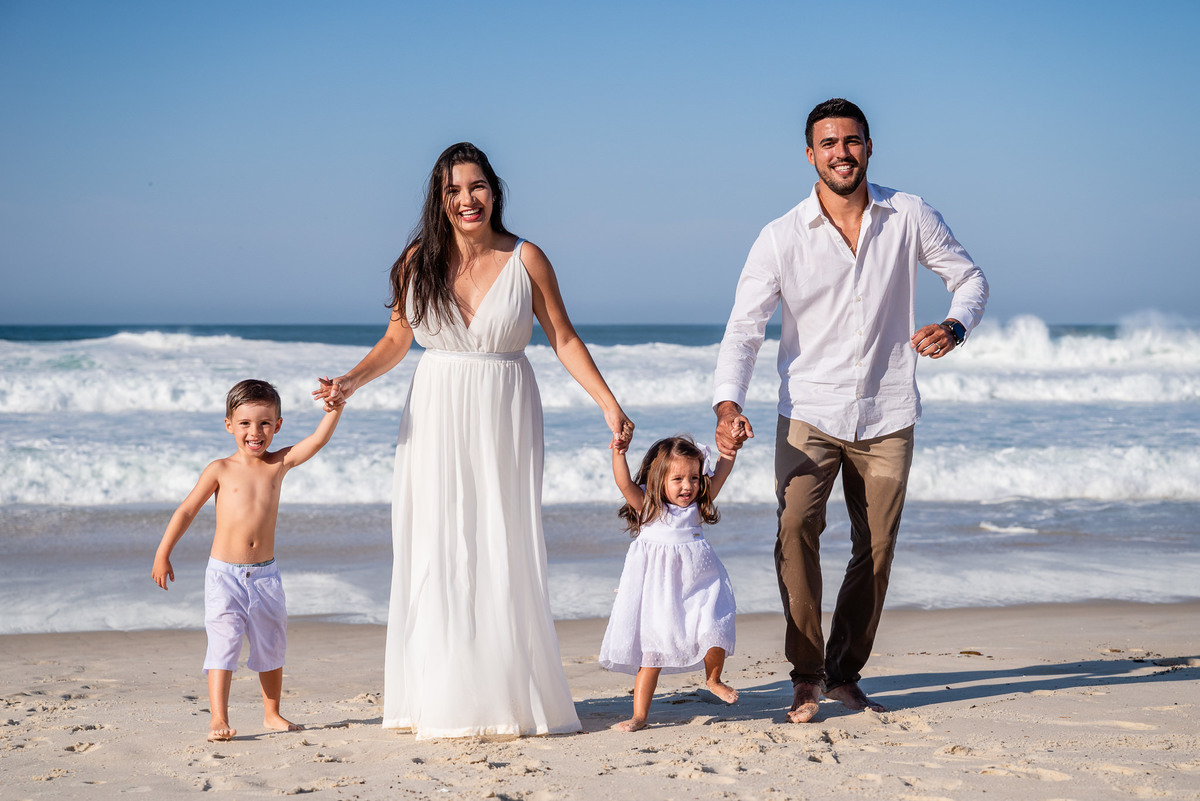 Ensaio fotográfico de família na praia da Barra da Tijuca. Fotografia de Jaque Salles.