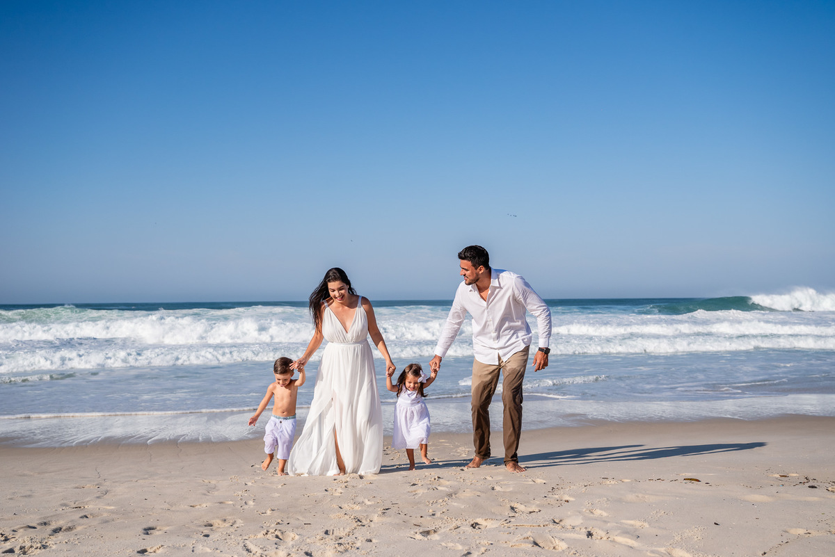 Ensaio fotográfico de família na praia da Barra da Tijuca. Fotografia de Jaque Salles.