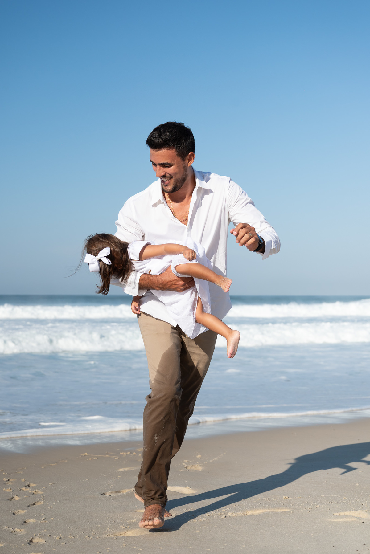 Ensaio fotográfico de família na praia da Barra da Tijuca. Fotografia de Jaque Salles.