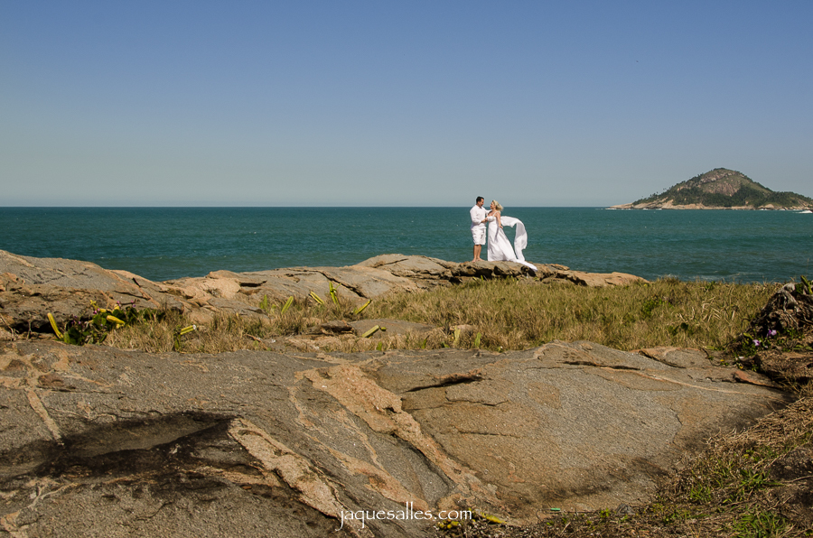 fotografa minimalista fotografa casal de noivos em ensaio trash the dress no rj e é convidada para fotografar o casamento dos noivos em porto alegre no ano de 2018
