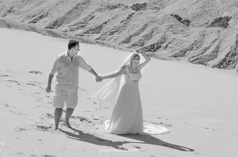 Ensaio de noivos trash the dress na praia do recreio dos bandeirantes