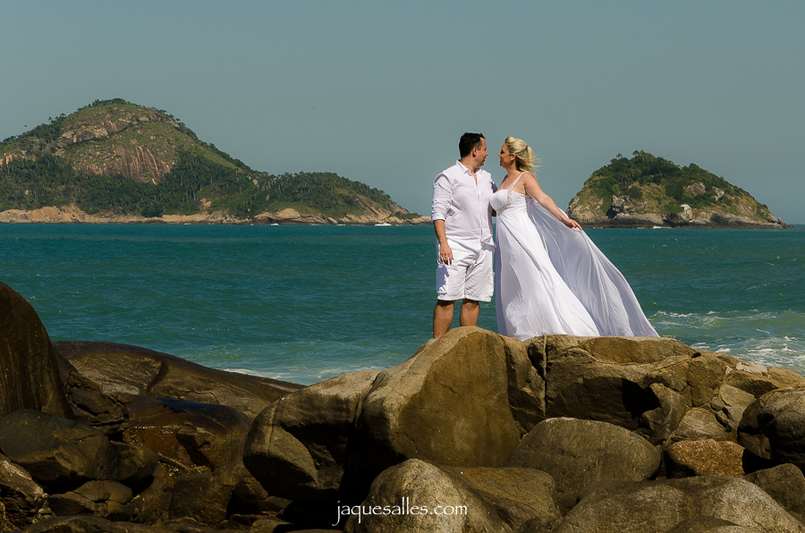 noivos apaixonados fazem viagem ao rio de janeiro e registram o seu amor com fotografa profissional de casamento