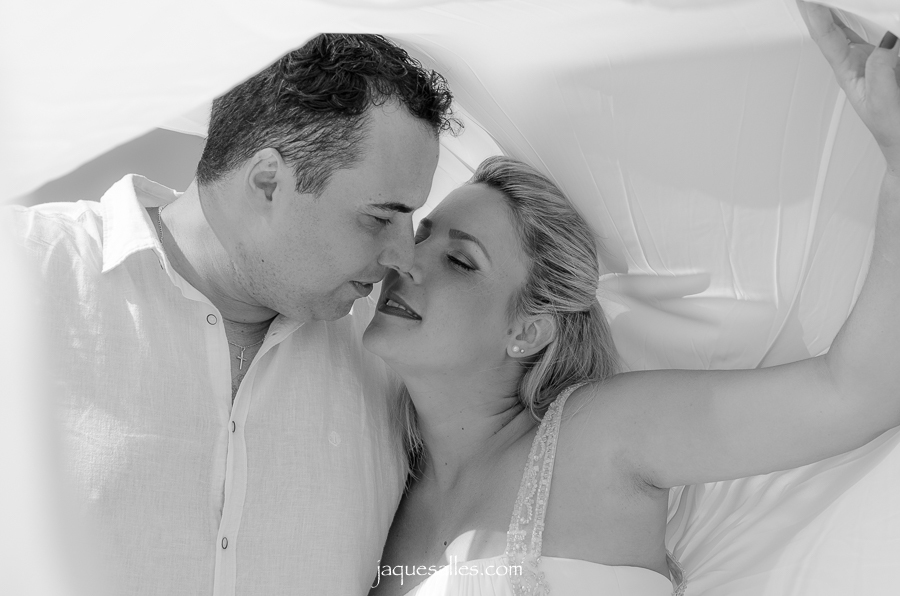 Fotografo de casais no rio de janeiro realiza ensaio trash the dress na praia do recreio dos bandeirantes