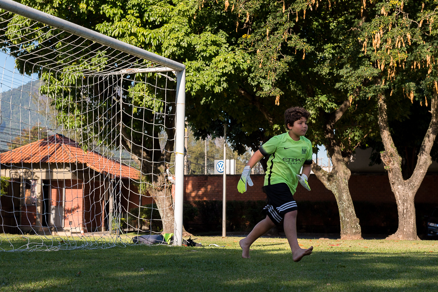 goleiro se prepara para agarrar a bola