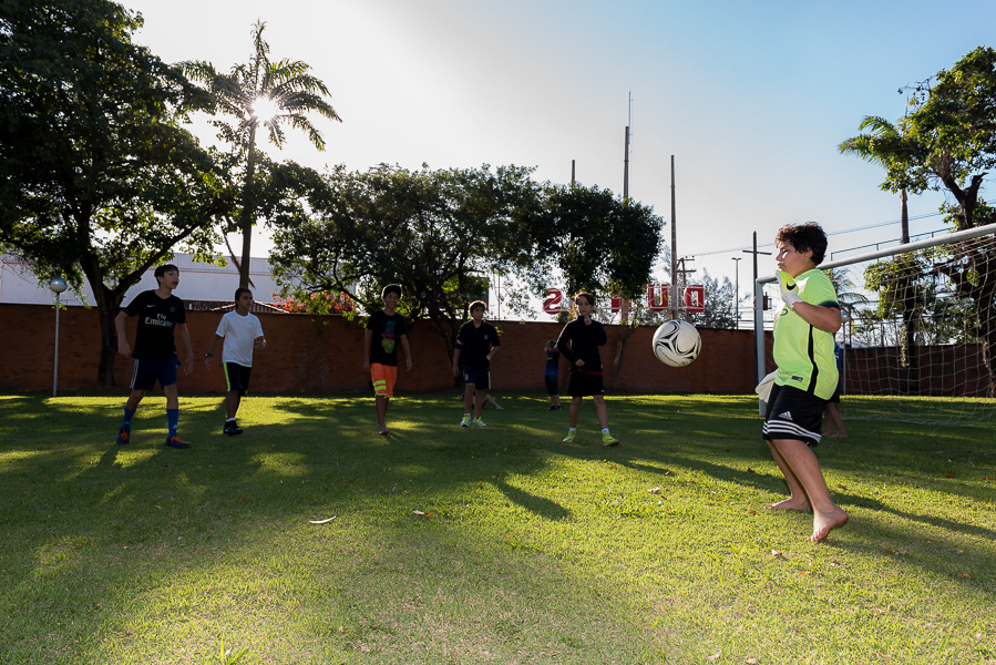 goleiro kid's pega a bola no ar