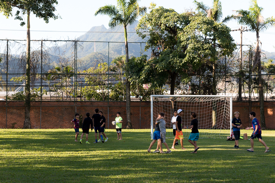 partida de futebol entre amigos no clube