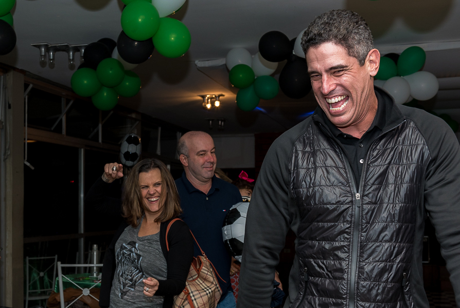 muita diversão e sorrisos estampados no rosto das pessoas