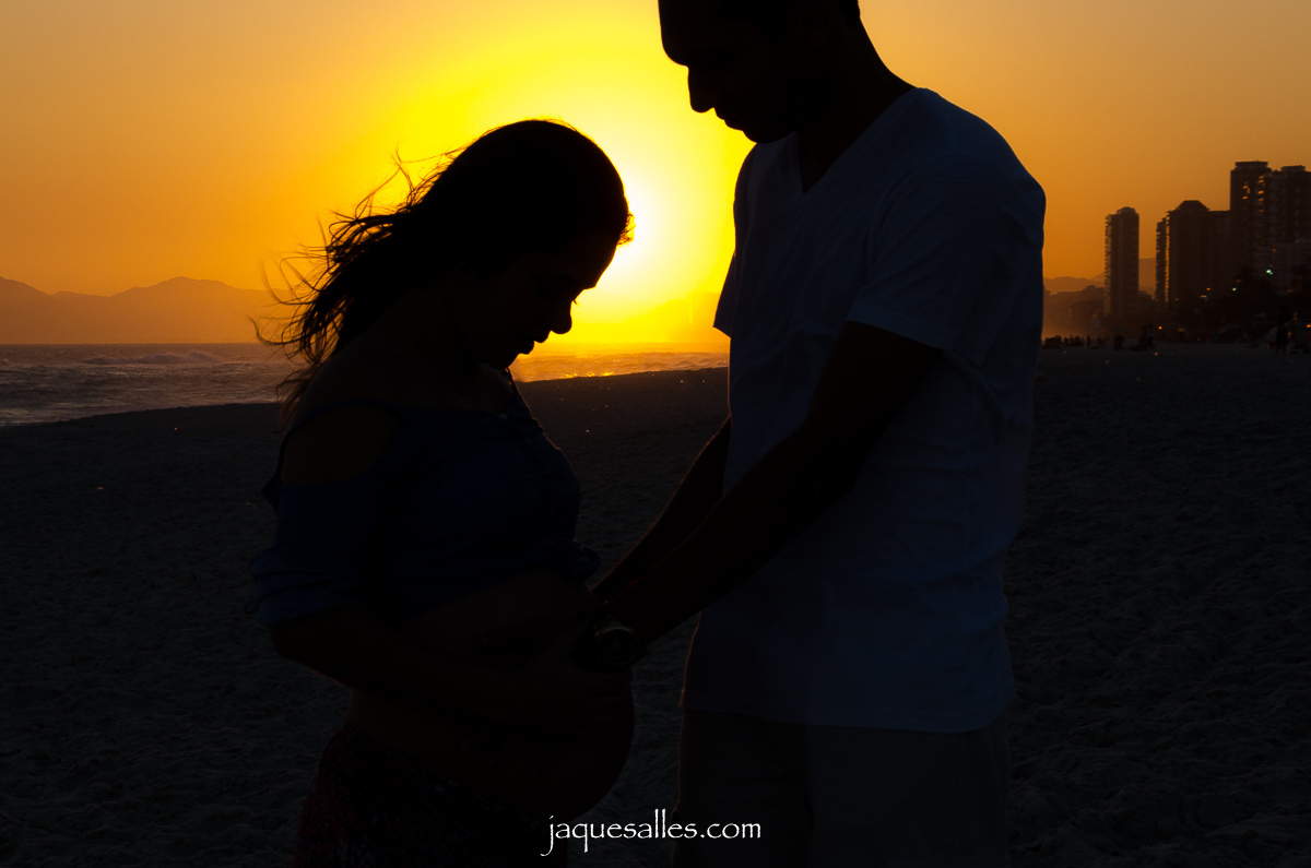 casal observa filha na barriga da mãe