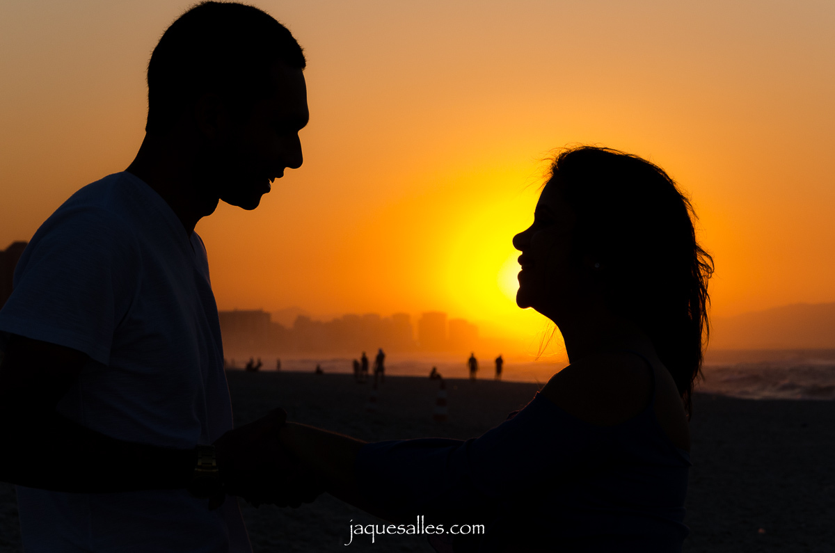 Amor e sorriso entre casal grávidos ao por do sol