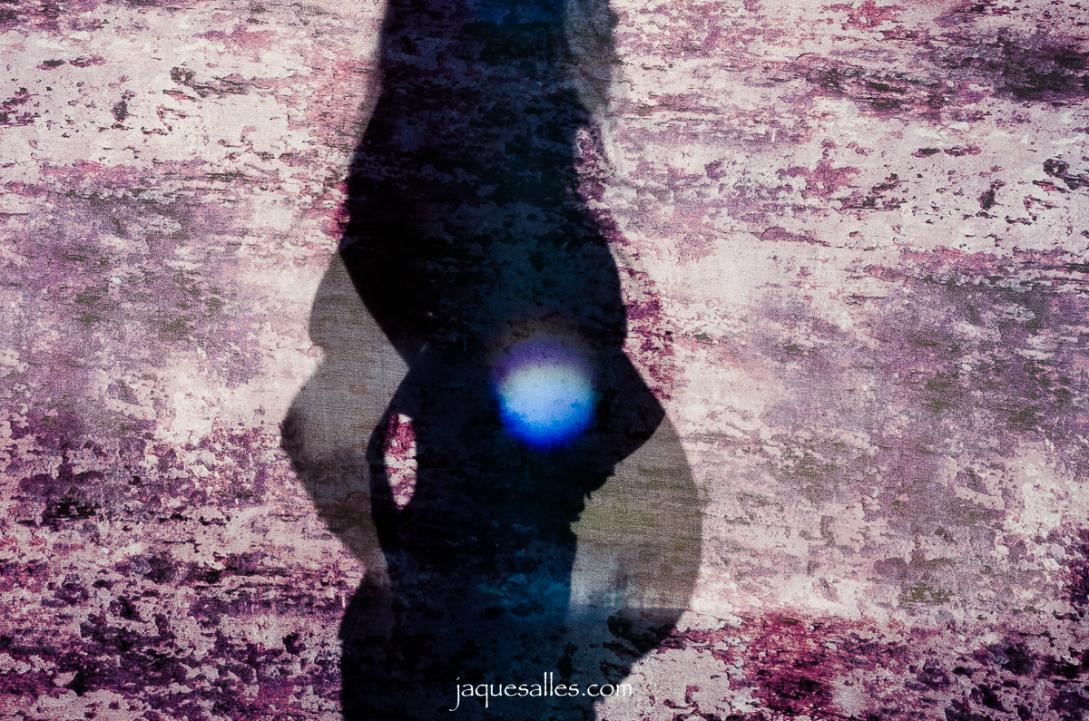 Feto aparece na forma de luz na barriga da mãe