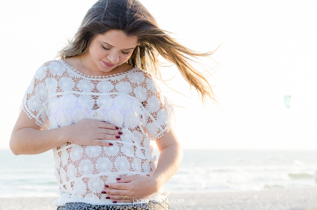 Gestante interage com a filha na barriga 
