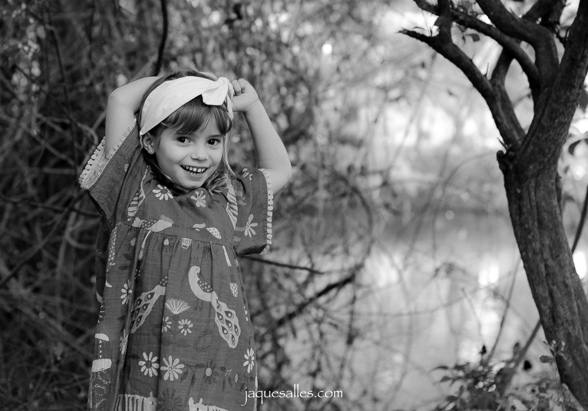 garotinha sorrindo no canal de marapendi rj